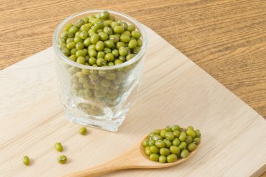 Mung fasulye bir kaşık ve bardak kupa