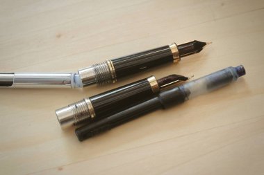 İki lüks Vintage kalemler ve uç masada