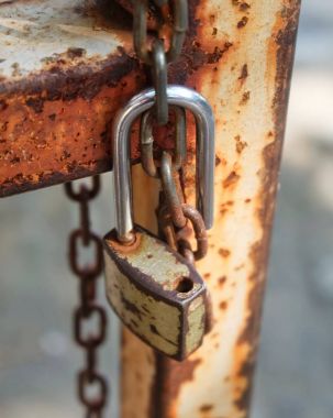 Eski paslı kilit Metal kapı