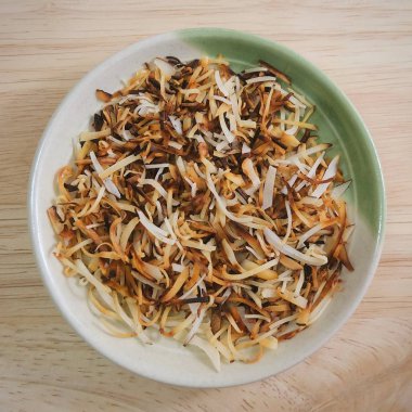 Kavrulmuş Hindistan cevizi pul bir yuvarlak tabak