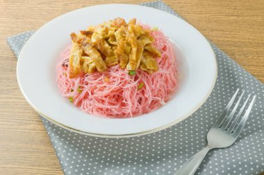 Kırmızı kızarmış pirinç şehriye yumurta ve yeşil soğan ile