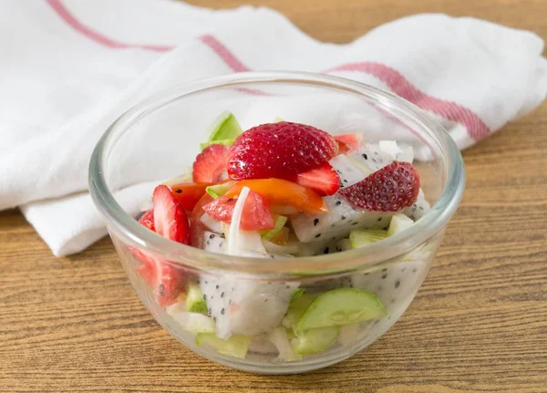 Deliziosa insalata di frutta fresca in una ciotola di vetro — Foto Stock