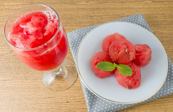 Melancias maduras vermelhas frescas com suco de melancia — Fotografia de Stock