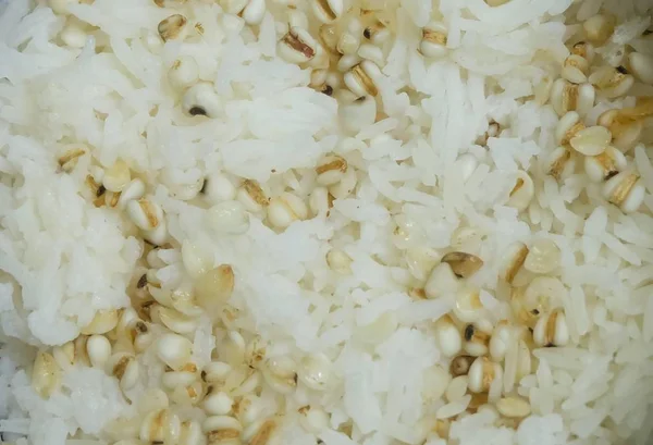 Паровая вареная рис со слезами вареной работы — стоковое фото