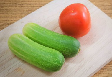 Taze domates salatalık kesme tahtası üzerinde