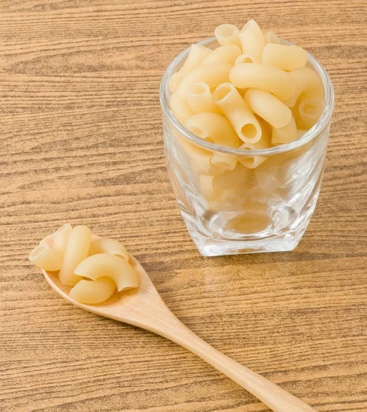 Macaroni au coude ou pâtes Gomiti sur une table — Photo