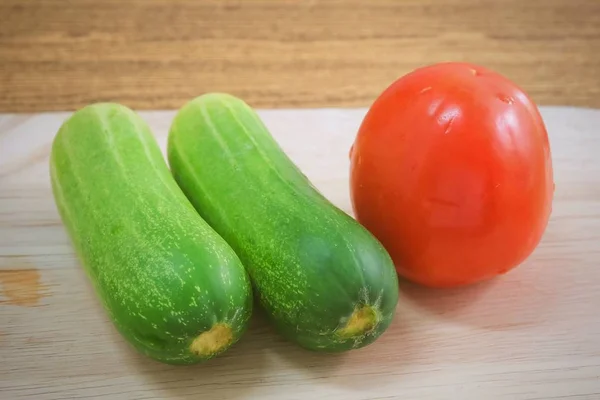 Fresh Tomato with Cucumbers on Cutting Board — Stock Photo, Image