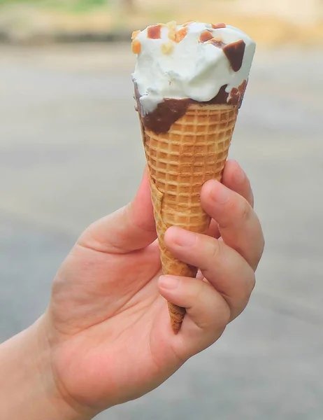 Mão Segurando Gelado Cones com Chocolate — Fotografia de Stock