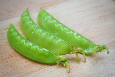 Lezzetli tatlı bezelye ahşap kesme tahtası üzerinde
