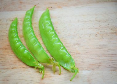 Lezzetli tatlı bezelye ahşap kesme tahtası üzerinde