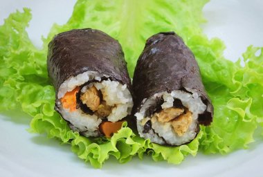 Tofu ve havuç ile Maki Sushi Roll şeyler Japon pirinç