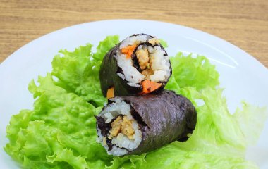 Tofu ve havuç ile Maki Sushi Roll şeyler Japon pirinç