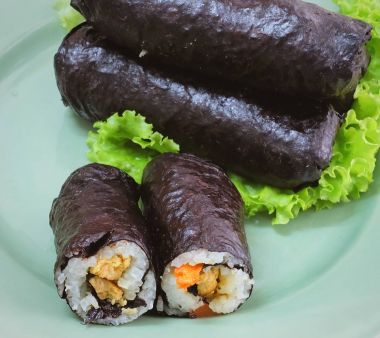 Tofu ve havuç ile Maki Sushi Roll şeyler Japon pirinç
