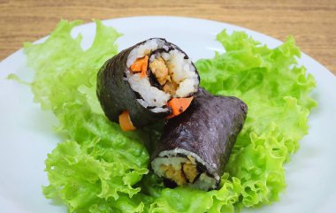 Tofu ve havuç ile Maki Sushi Roll şeyler Japon pirinç