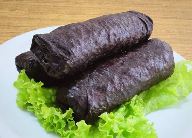 Japon pirinç Maki Sushi Roll beyaz tabak üzerinde