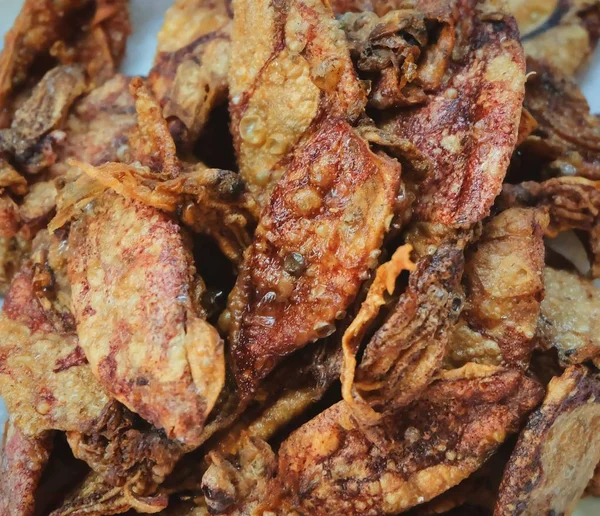 Tuzlu gevrek derin kızarmış kalamar ve ahtapot