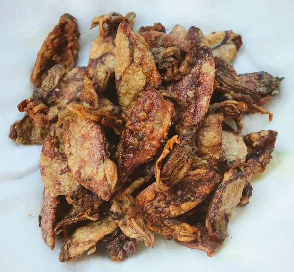 Tuzlu gevrek derin kızarmış kalamar ve ahtapot