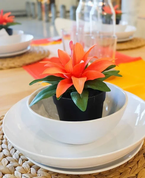 Yemek masada turuncu çiçekli Yapay ağaç