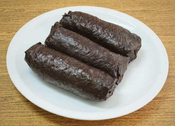 Japon beyaz plaka üzerinde Maki Sushi pirinç