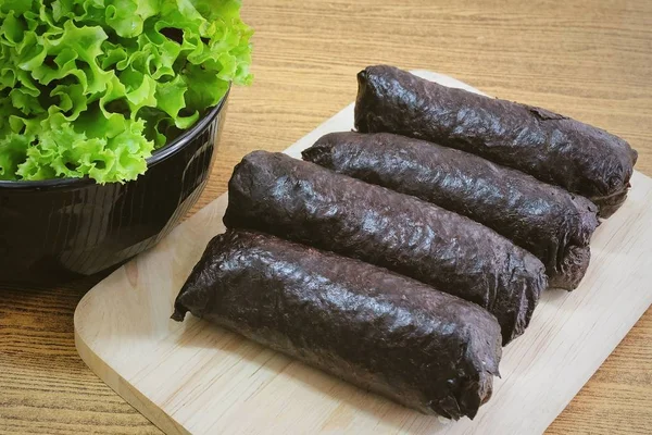 Japonca kesme tahtası üzerinde Maki Sushi pirinç