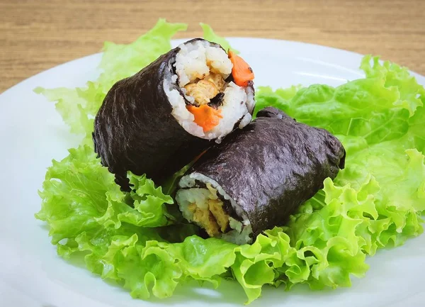 Tofu ve havuç ile Maki Sushi Roll şeyler Japon pirinç