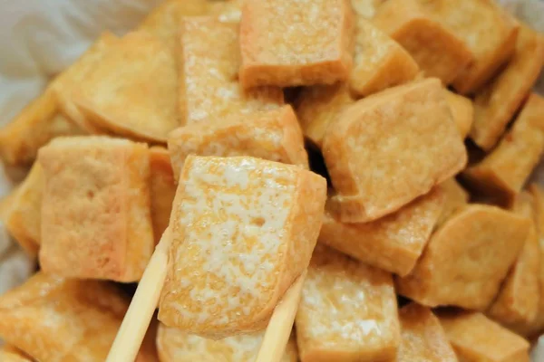 Sumpit Memegang Golden Brown Deep Fried Tofu — Stok Foto
