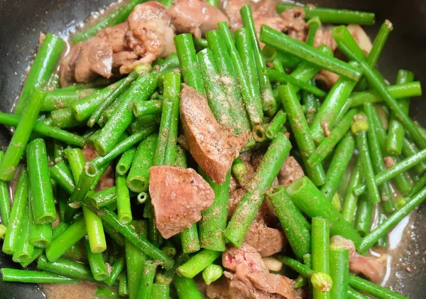 Lezzetli karıştırın kızarmış sarımsak Chives ile Tavuk ciğeri