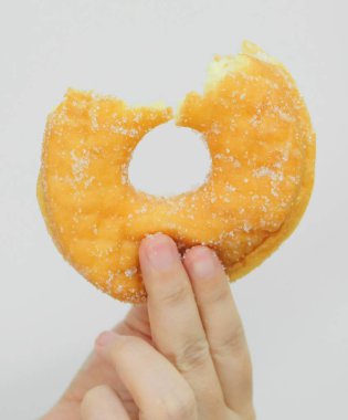 Şekerli çörek el Delicious tutarak ısırıldı