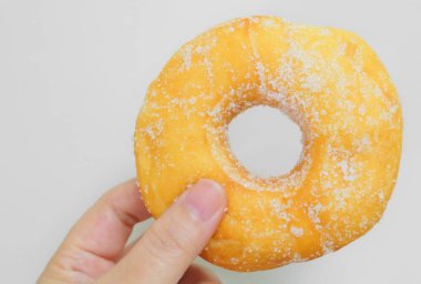 Şeker ile lezzetli sırlı Donut tutan el