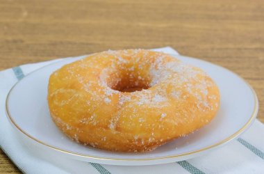 Şeker beyaz çanak üzerinde sırlı Donut