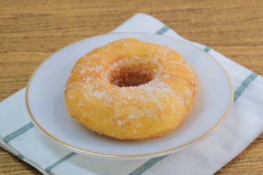 Şeker beyaz çanak üzerinde sırlı Donut
