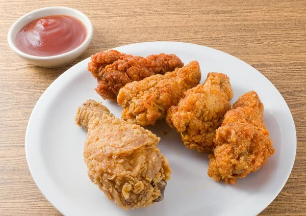 Asas de frango frito delicioso com molho de tomate — Fotografia de Stock