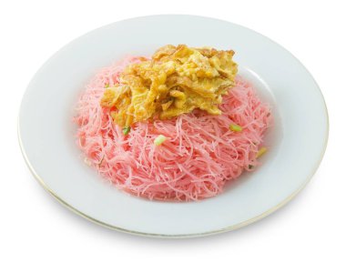 Kırmızı kızarmış pirinç şehriye yumurta ve yeşil soğan ile