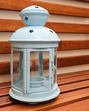 Ahşap masa üzerinde ışık mavi Vintage fener