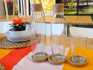 Cam şişe ile boş bardak seti