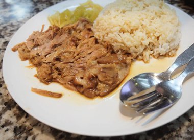 Domuz bacak pirinç ile beş baharat güveç