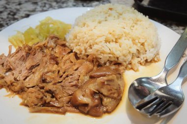 Domuz bacak pirinç ile beş baharat güveç