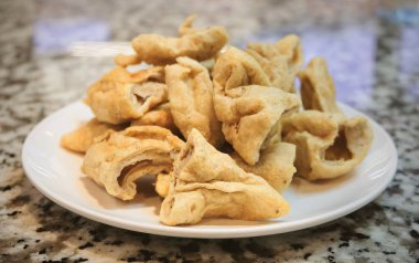 Derin kızarmış balık et topu beyaz tabak