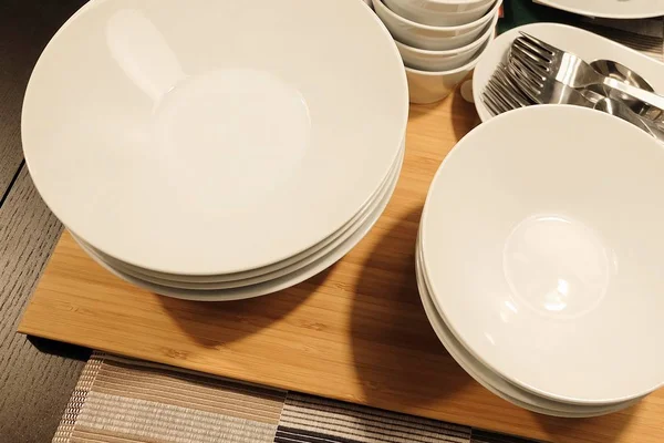 Zestaw, porcelanowe talerze, miski i sztućce — Zdjęcie stockowe