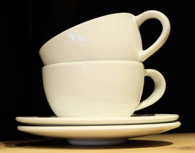 Masada iki boş kahve fincanı