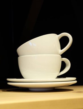 Masada iki boş kahve fincanı