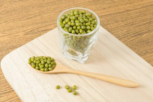 Kaşık ve bardak fincan yeşil Mung fasulye