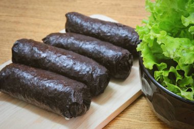 Japonca kesme tahtası üzerinde Maki Sushi pirinç