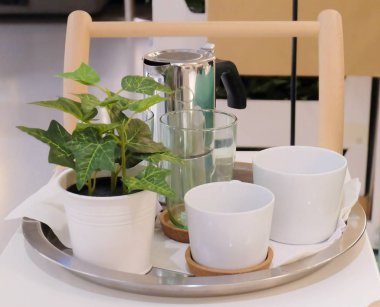 Masanın üzerine Pot ile boş kahve fincanı