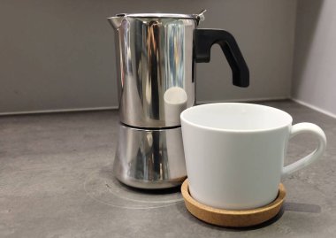 Boş kahve bardağı masanın üzerine Pot ile