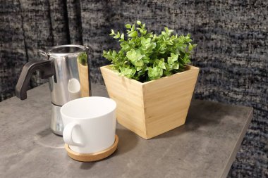 Masanın üzerine Pot ile kahve fincanı