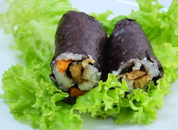 Tofu ve havuç ile Maki Sushi Roll şeyler Japon pirinç