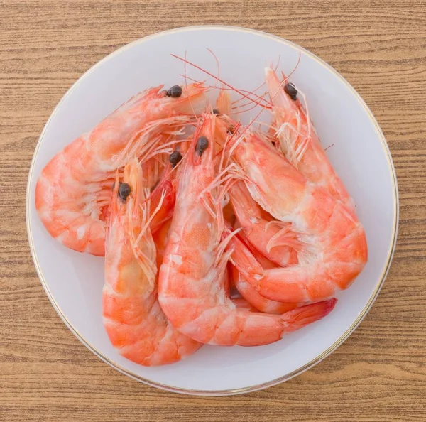 Crevettes cuites ou crevettes tigrées dans une assiette blanche — Photo