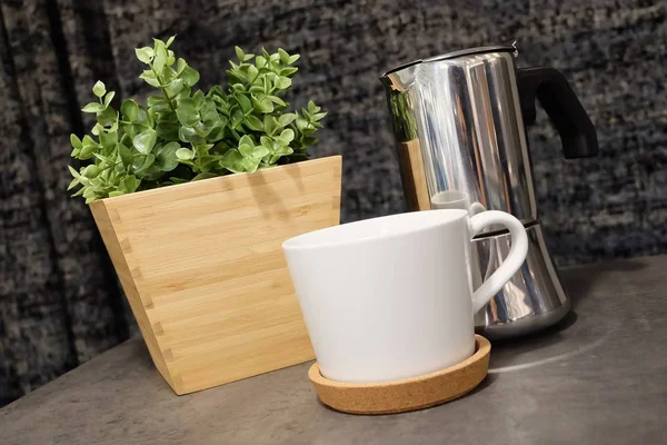 Masanın üzerine Pot ile kahve fincanı