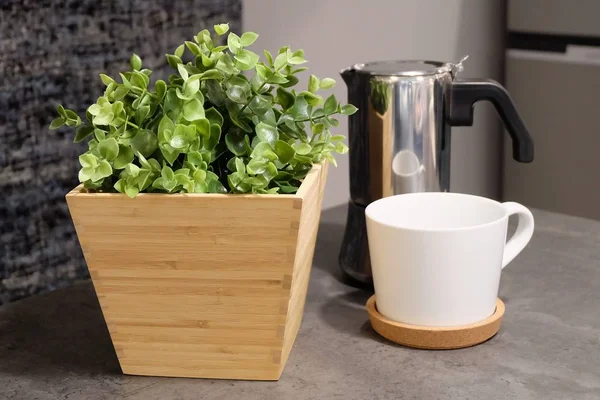 Taza de café con maceta en la mesa — Foto de Stock